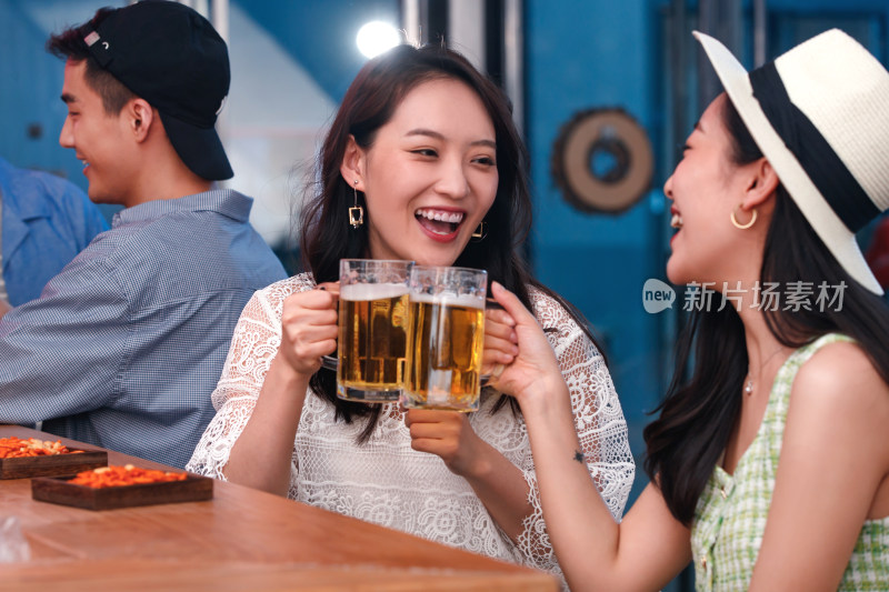 年轻女人在酒吧喝酒