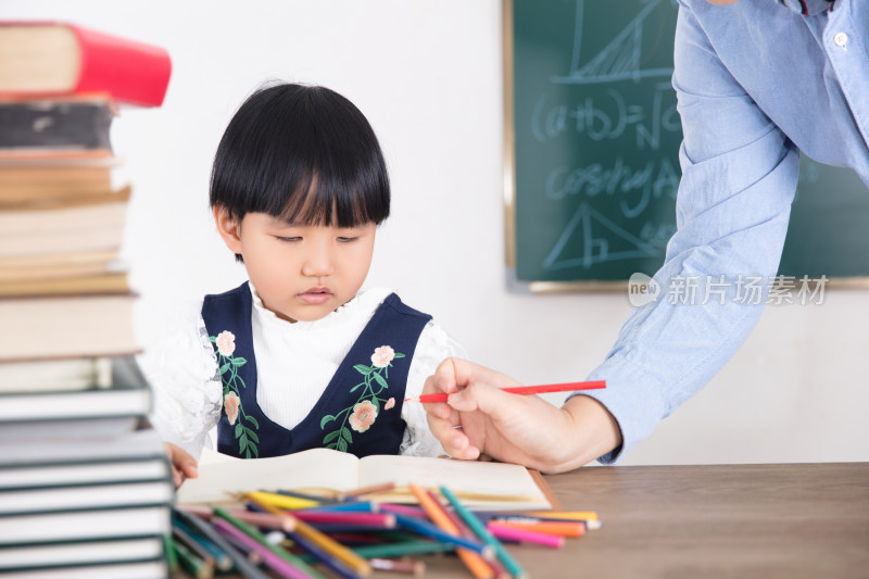 老师在给四岁女孩辅导