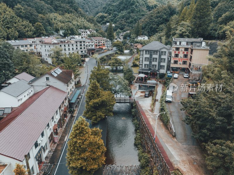 山谷之间江南水乡美景