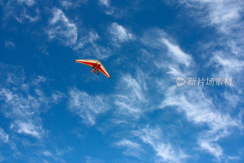 蓝天白云飞翔的滑翔机