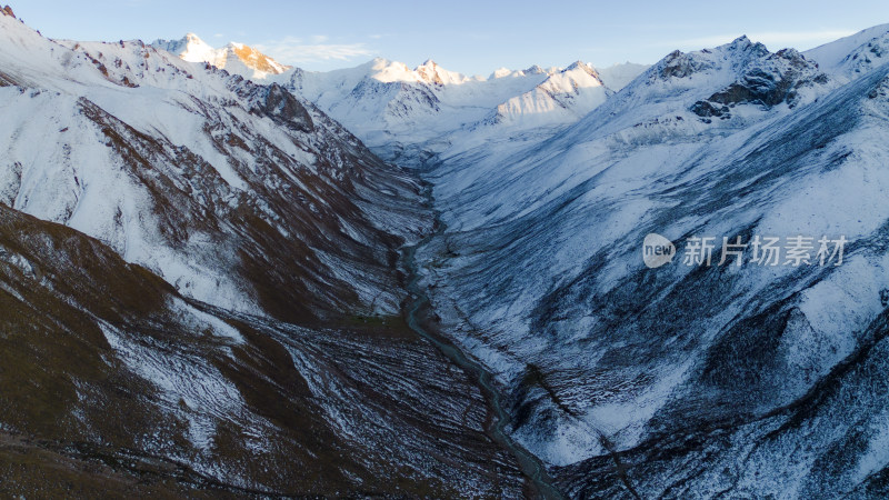 航拍冬季雪山山谷自然风景