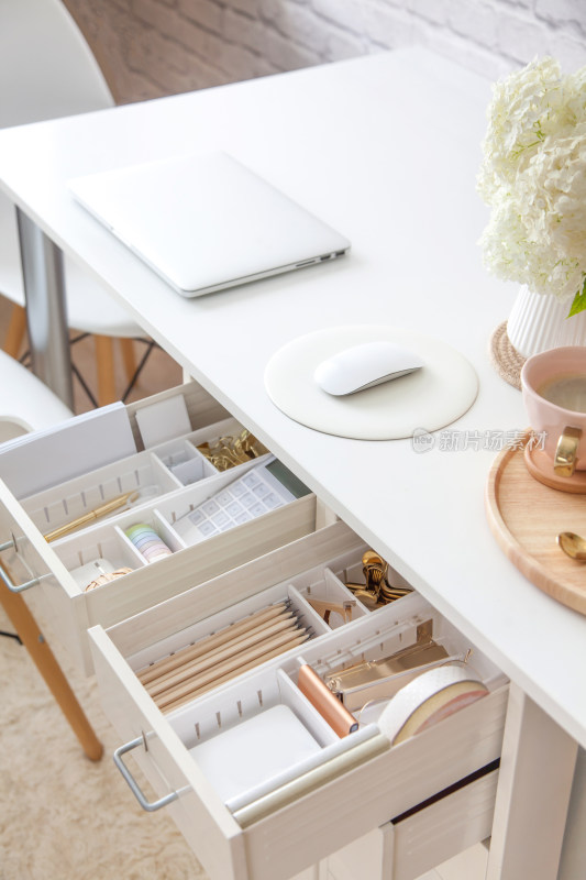 整洁有序的办公桌及抽屉收纳