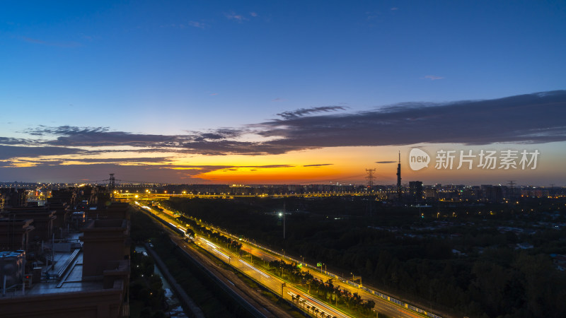 城市道路暮色中的车流夜景鸟瞰全景