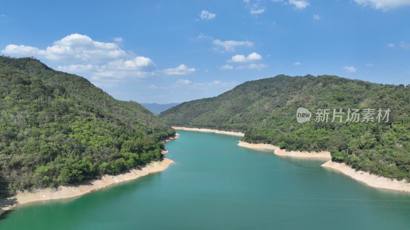 航拍水库湖水碧绿蓝色晴空夏日澄碧河水库