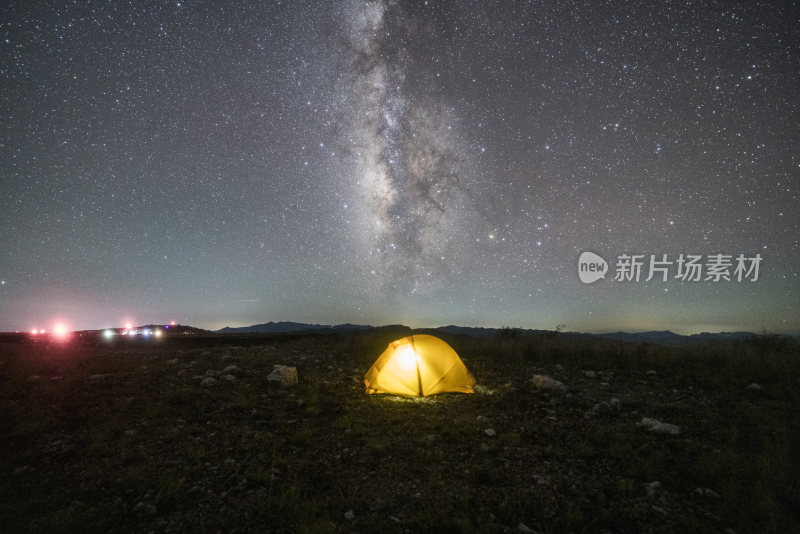 野外露营帐篷搭配璀璨星空夜景