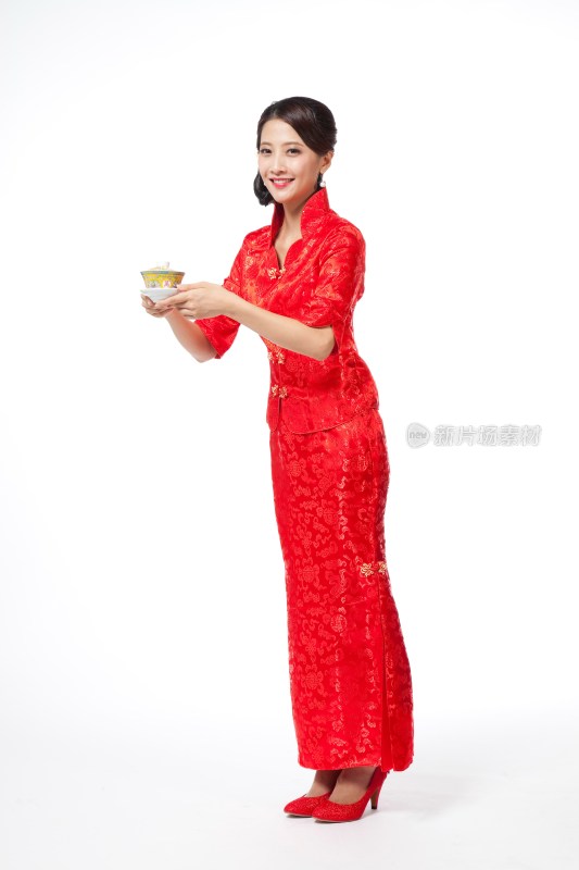 棚拍身穿中国传统服装的年轻女人端茶杯