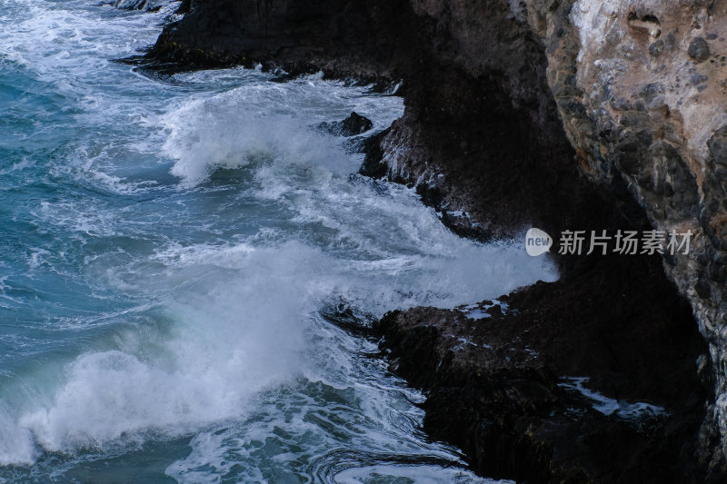 海浪拍打岸边岩石场景