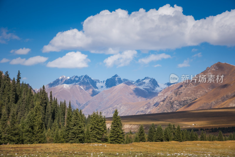 蓝天白云下的山川自然风景