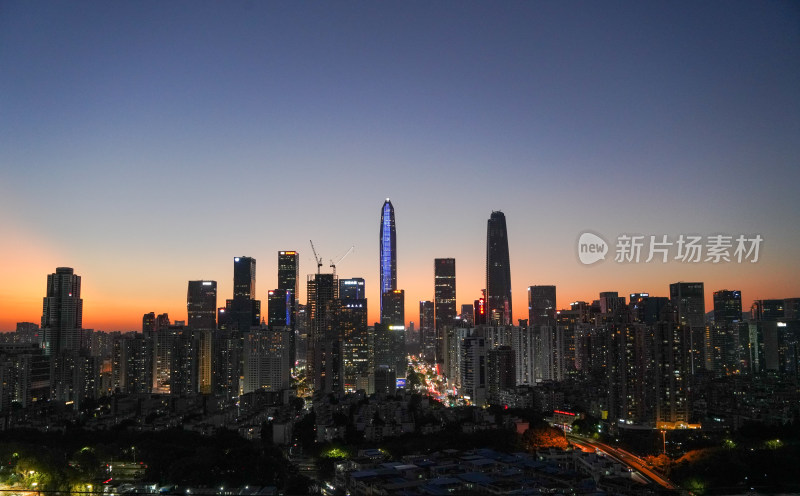 城市夜景鸟瞰，高楼林立灯火辉煌的景象