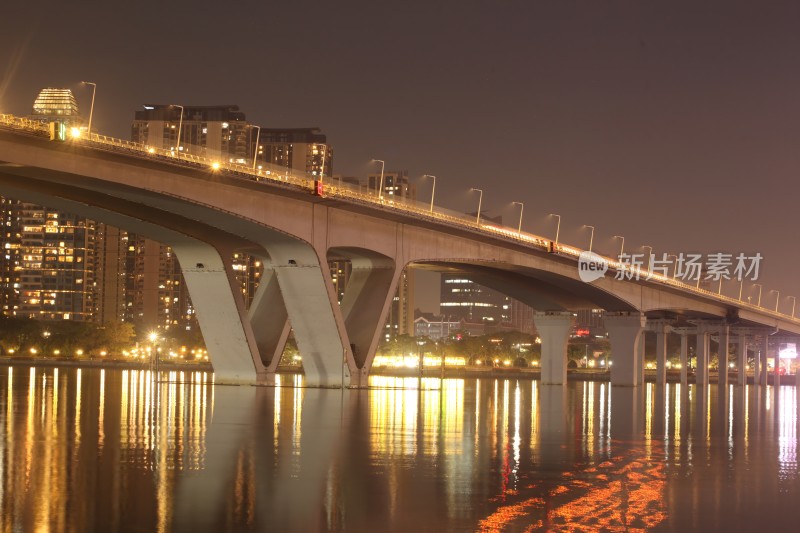 夜晚桥梁支柱倒映在水面的景象