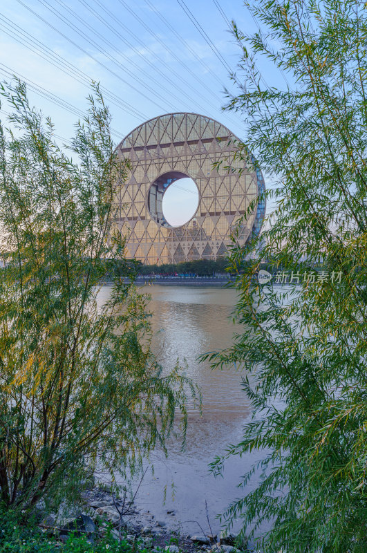 广州珠江圆大厦现代城市建筑与江景风光