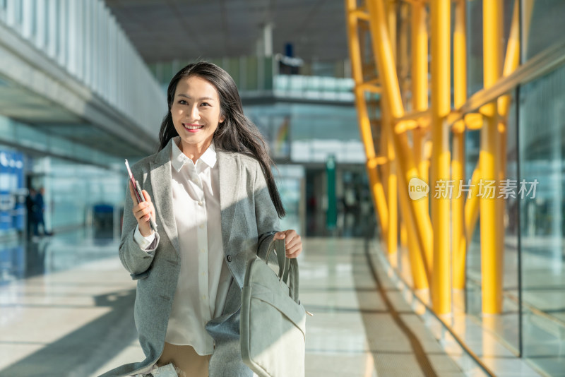 商务女子在机场