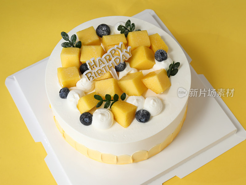 一个黄色生日蛋糕的特写