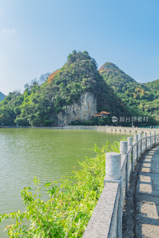 广西柳州龙潭公园雷山与镜湖风景