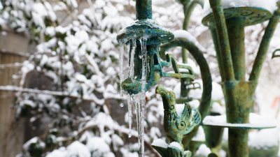 雪景中的仿古三星堆“青铜神树