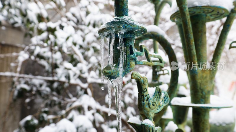 雪景中的仿古三星堆“青铜神树