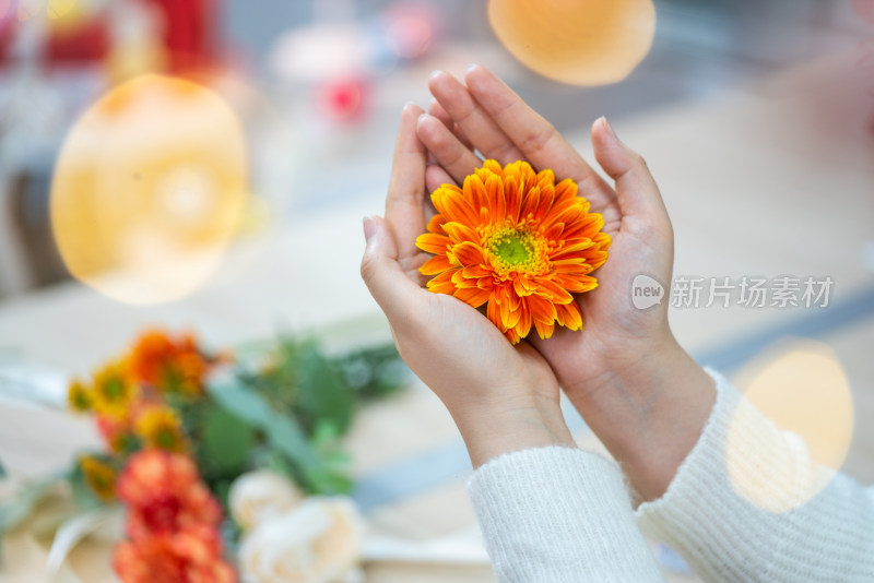 年轻女人手捧鲜花