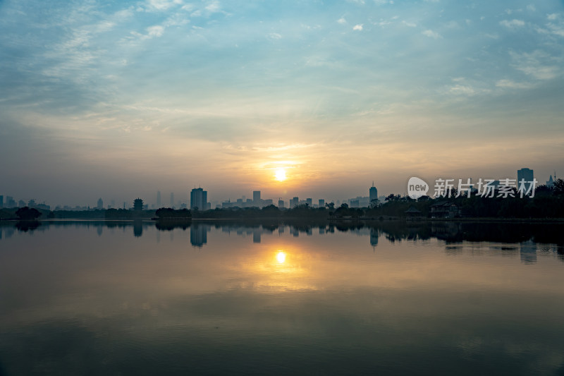 山东济南大明湖日出