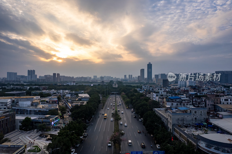 广州晚霞城市交通航拍图