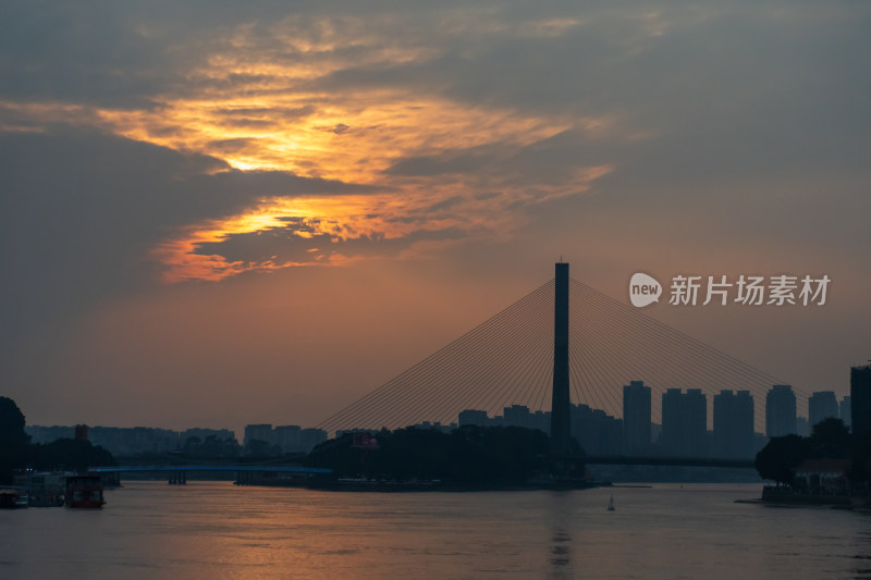 夕阳下城市桥梁与江景