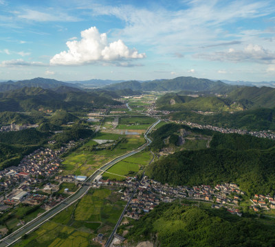 航拍蓝天白云下的青山乡村全景风光