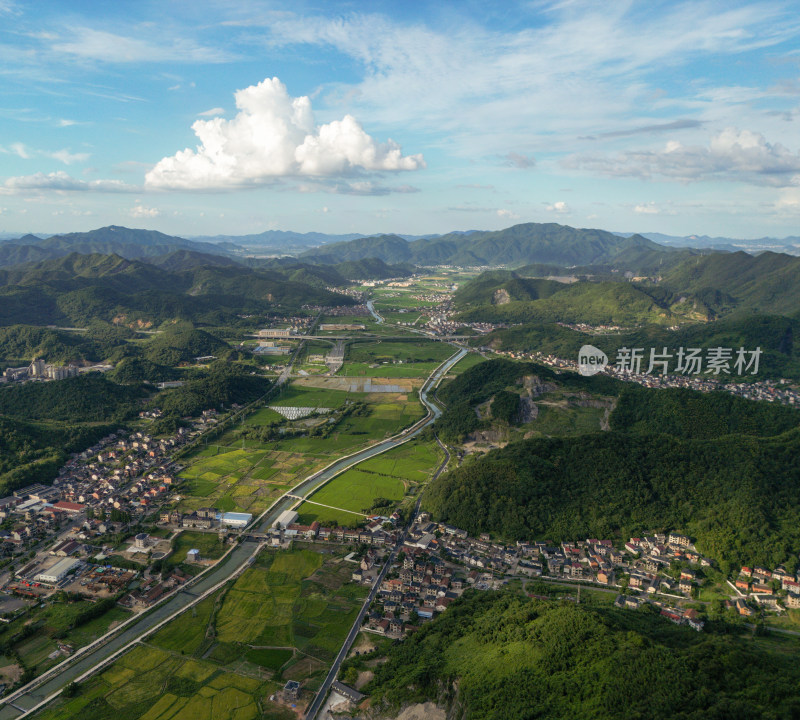 航拍蓝天白云下的青山乡村全景风光