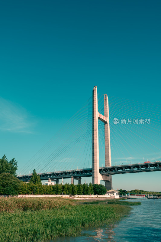 上海闵浦大桥夏天蓝天白云河流江水面日落