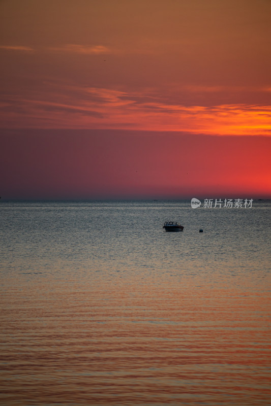 山东烟台第一海上浴场栈桥海上日出景观