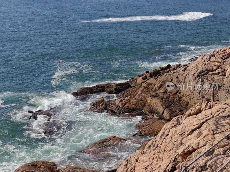 海边礁石与海浪景象