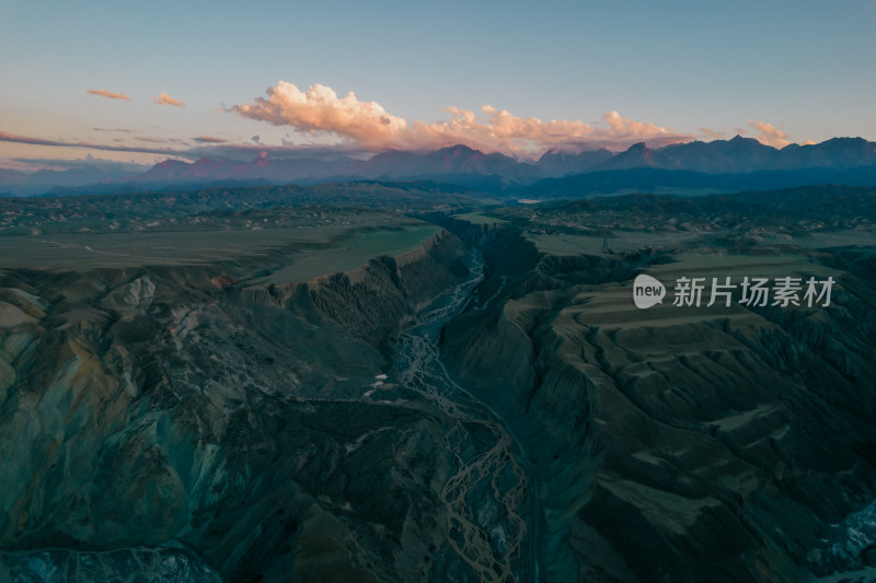 新疆峡谷航拍丹霞地貌