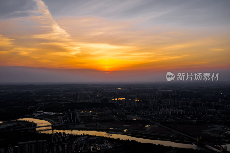 成都富人区麓湖的日落航拍风光全景图