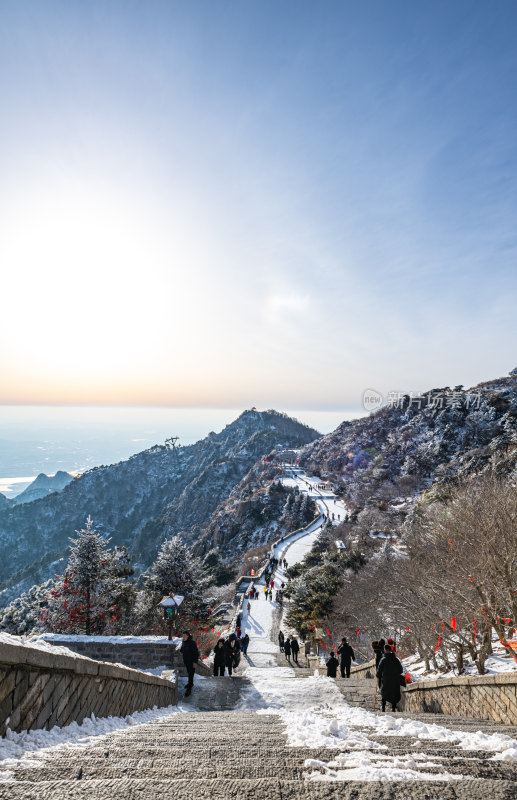 春雪后的泰安泰山风景区自然风光景点景观