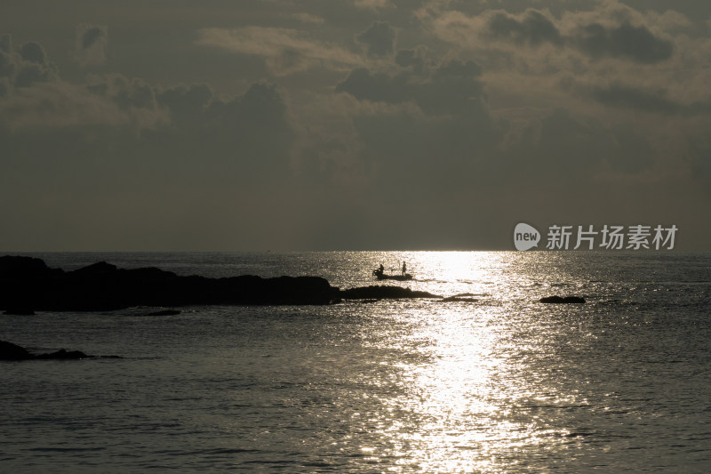 日出东方 天空云大海 海天一线