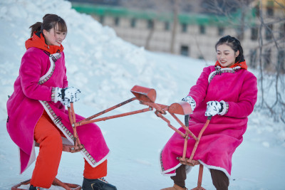 在雪地上打闹嬉戏开心玩耍的闺蜜少女