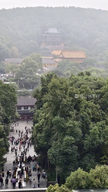 人群聚集的山林间古建筑远景画面