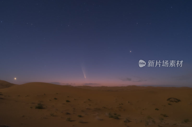 腾格里沙漠夜空彗星落下的唯美景象