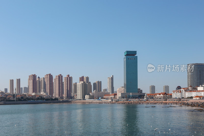 海滨城市的高楼大厦与海岸风光全景