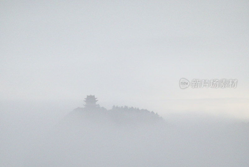 云海中的峨眉山万佛顶万佛阁