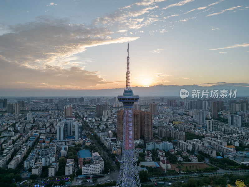 夕阳下的德阳电视塔