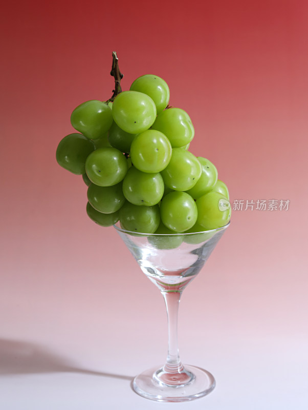 玻璃杯中的一串绿色葡萄