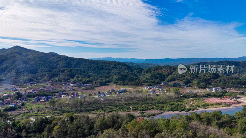 山川丘陵美丽乡村航拍图