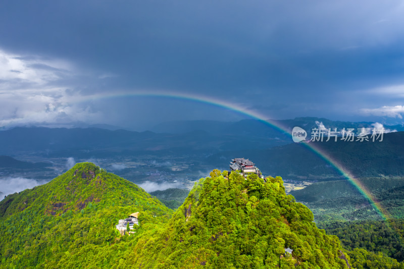 腾冲云峰山山顶古建筑上空现彩虹