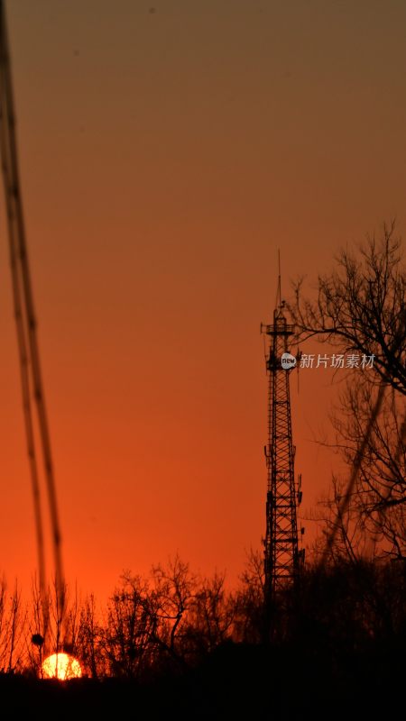 夕阳下的通信铁塔剪影