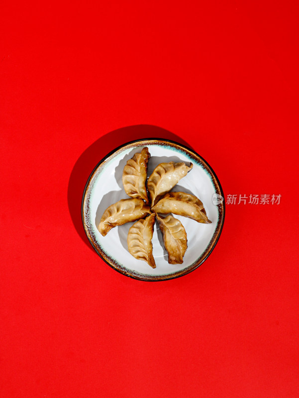 红色桌面上的春节传统美食饺子