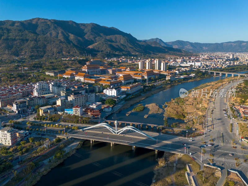 城市江河两岸的高楼建筑群鸟瞰全景