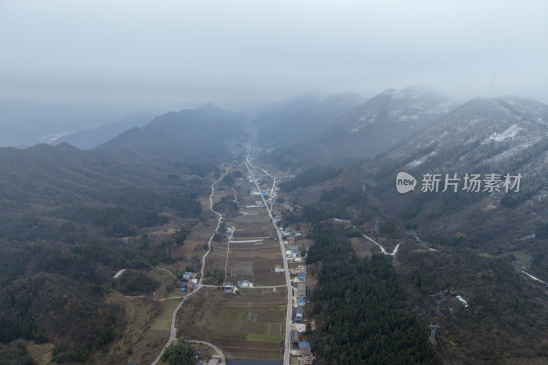 冬季山谷中的乡村公路