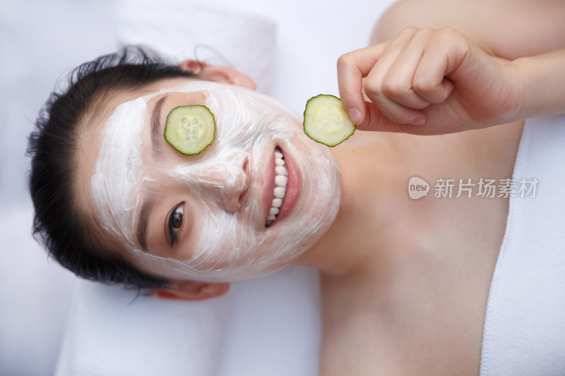 年轻女人在户外做SPA