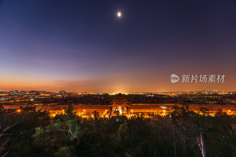 北京故宫夜景全景，暮色中辉煌的历史古迹