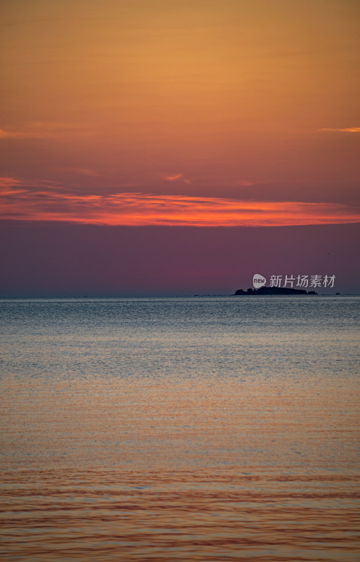 山东烟台第一海上浴场栈桥海上日出景观