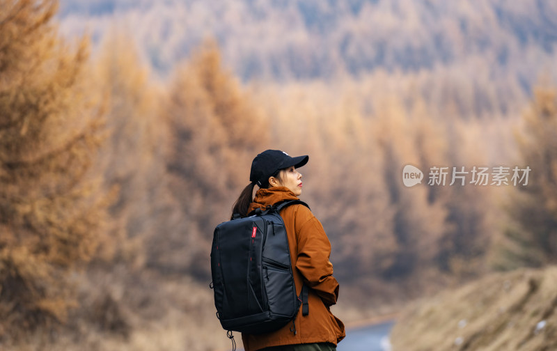 年轻女子徒步旅行